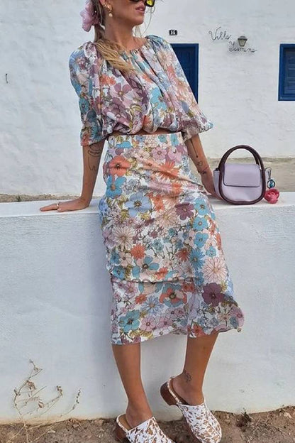 Conjunto de dos piezas de top y falda con estampado floral navideño