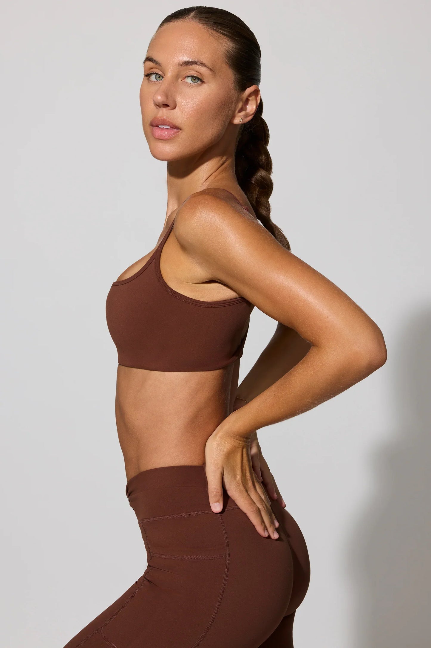 Twist Back Scoop Neck Sports Bra in Chocolate