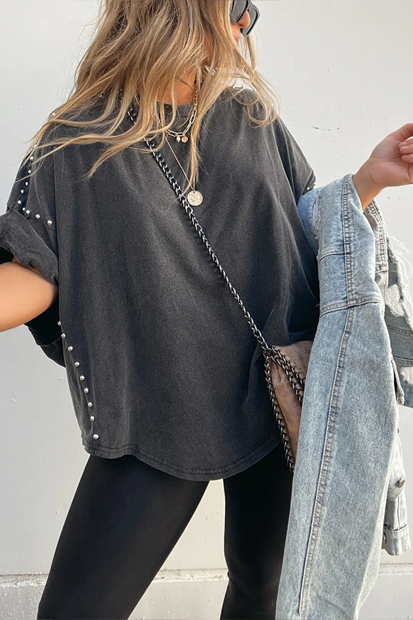 CAMISETA EXTRA GRANDE CON TACHUELAS, MANGA ENROLLADA Y LAVADA