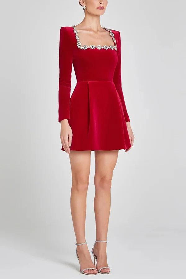 Vestido mini de terciopelo con mangas largas y bolsillos y ribetes adornados con joyas de Endless Celebration 