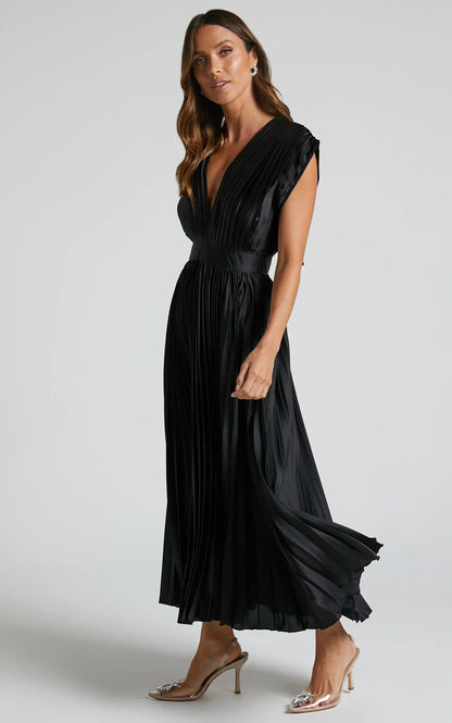 Della Midi Dress - Plunge Neck Short Sleeve Pleated Dress in Black