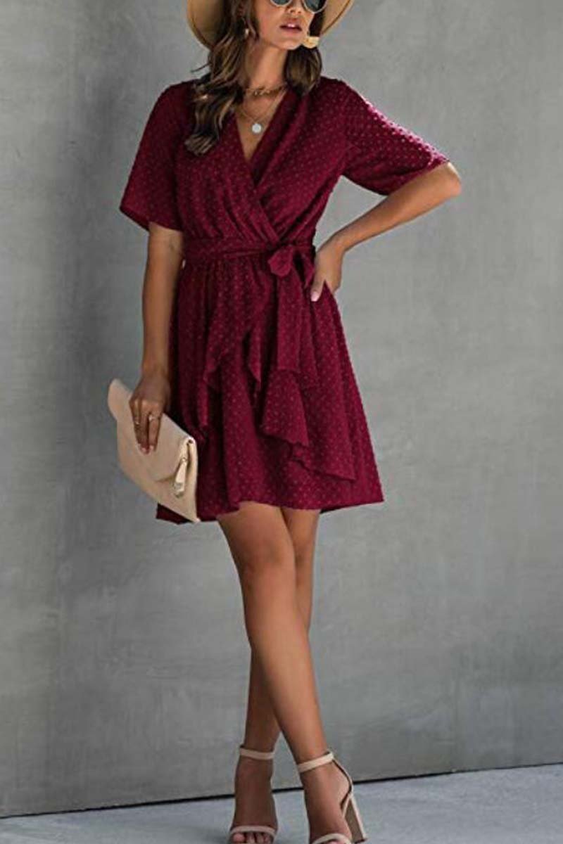 Vestido de lunares suizos con cuello en V y cinturón