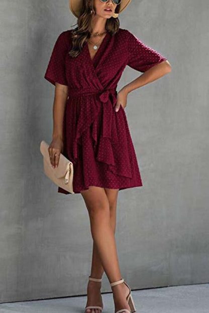 Vestido de lunares suizos con cuello en V y cinturón