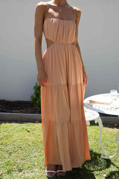 Vestido largo sin mangas con cintura abierta y capas 