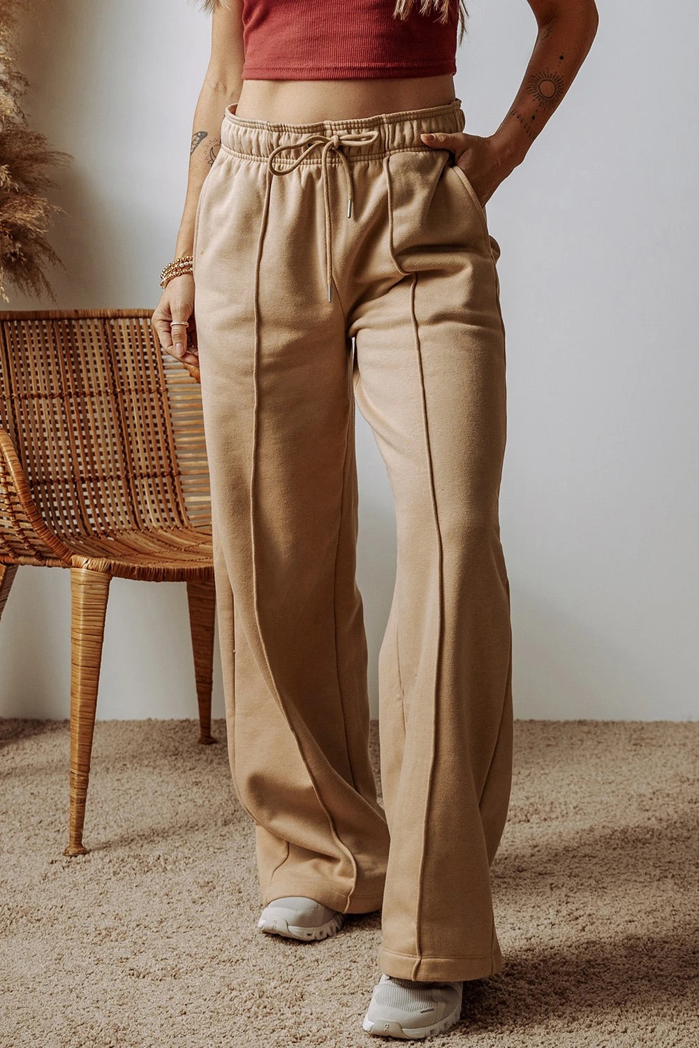 Pantalones anchos de cintura alta con cordón ajustable y costuras expuestas en gris humo