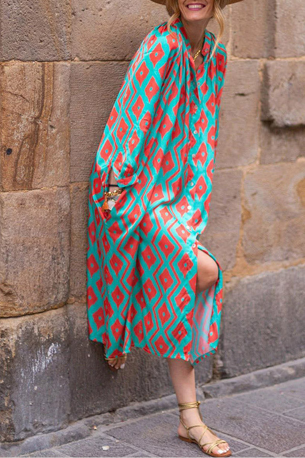 Vestido camisero holgado con cuello abierto y estampado geométrico azul cielo