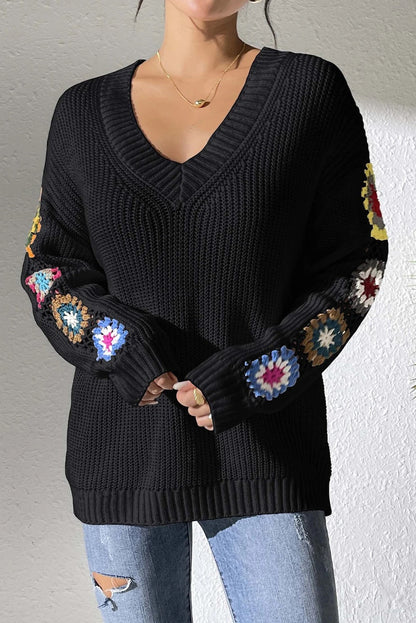 Suéter negro de cuello en V con flores de crochet