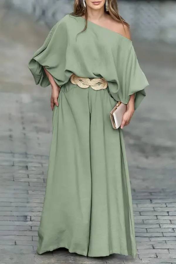 Conjunto de top con mangas farol y cuello al bies y pantalones de pierna ancha 