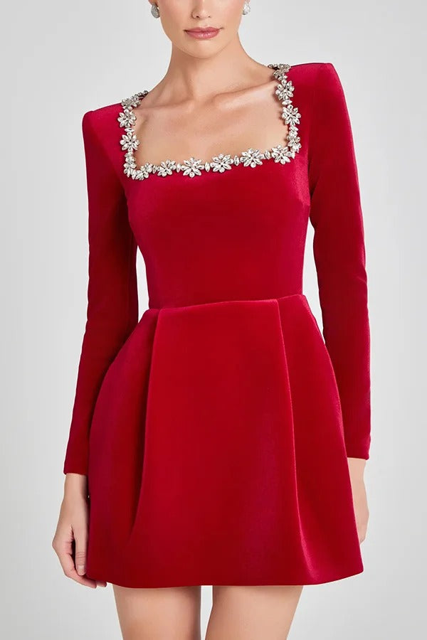 Vestido mini de terciopelo con mangas largas y bolsillos y ribetes adornados con joyas de Endless Celebration 