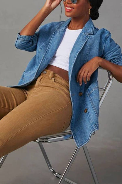 Blazer de mezclilla con solapa con muesca, botones y bolsillos delanteros