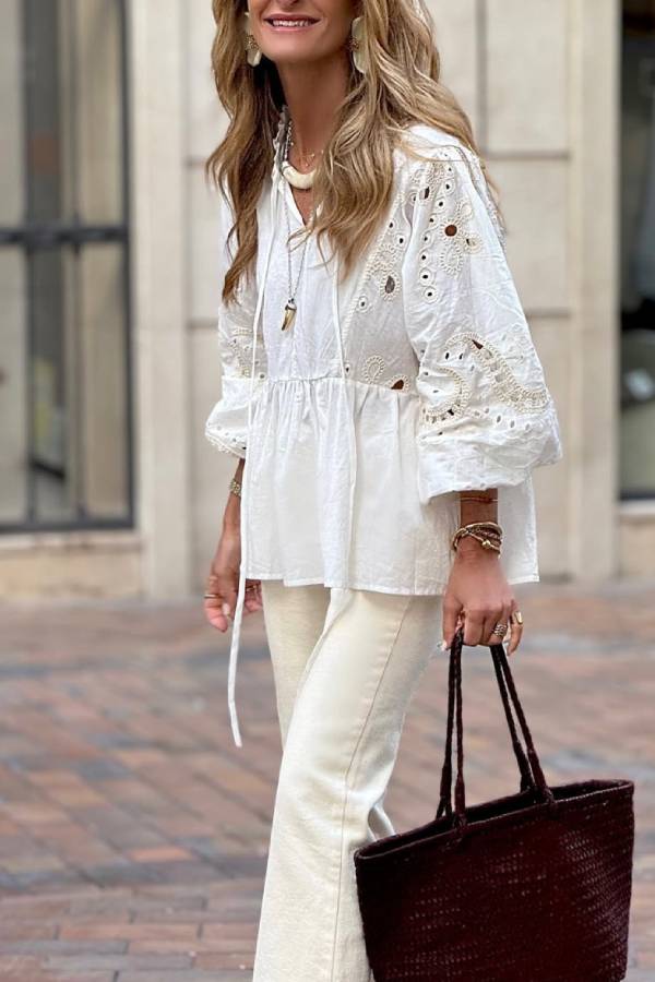 Blusa blanca con escote en pico y mangas caladas