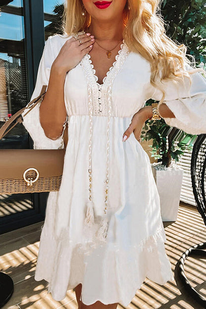 Vestido informal de manga tres cuartos con pétalos y flecos blancos