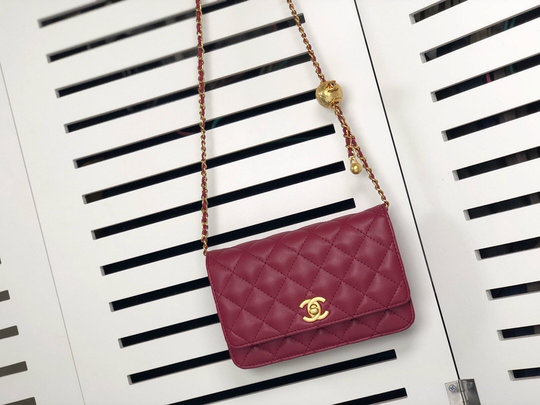 WALLET ON CHAIN Grained Shiny Calfskin & Gold-Tone Metal Dark Burgundy