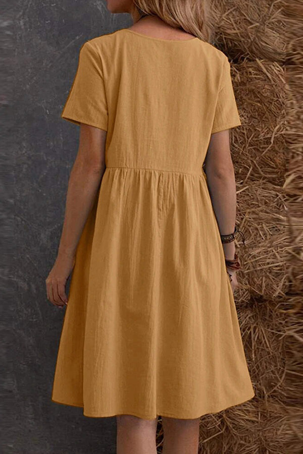 Vestido holgado de manga corta con cuello redondo y bolsillos en color liso