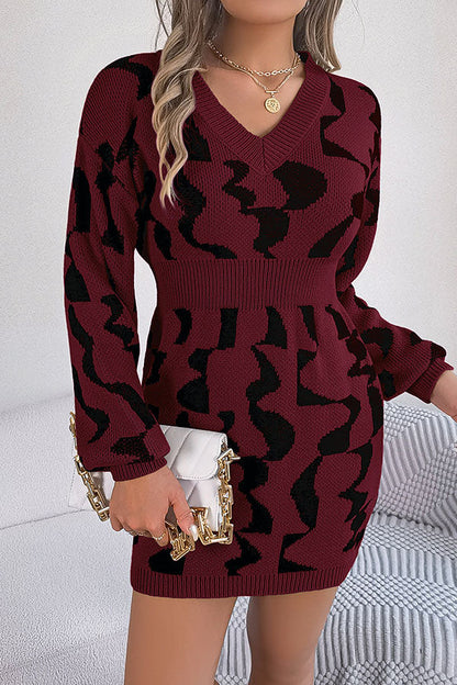 Vestido tipo suéter ajustado a la cintura, de manga larga y color contrastante con cuello en V 