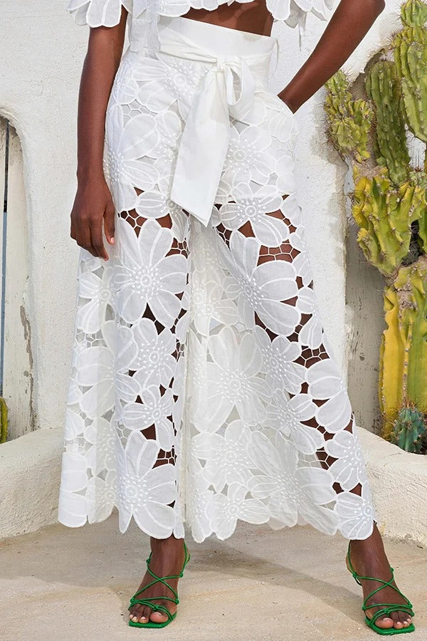 Conjunto de camisa corta con encaje floral y pantalones anchos con bolsillos y cinturón que redefinen la elegancia