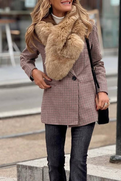 Una chaqueta de cuadros imprescindible para las amantes de la moda.
