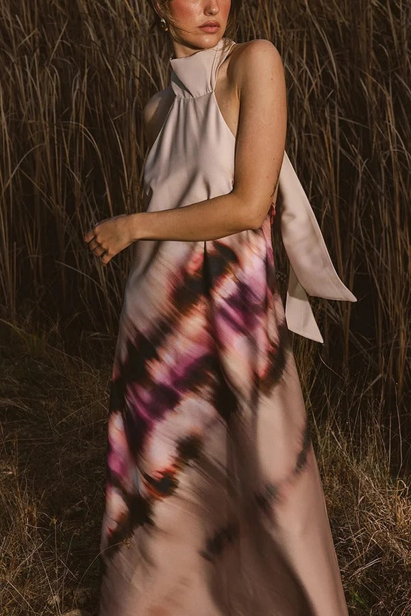 Vestido largo con cuello halter, espalda descubierta y cordones, estampado único