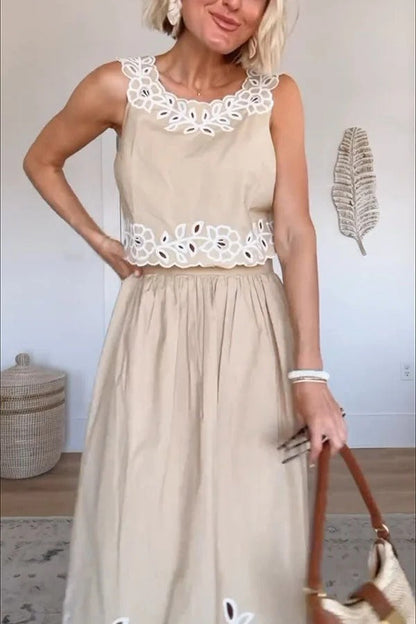 Camiseta de popelina con ojales florales y falda midi de cintura elástica y tiro alto para temporada de vacaciones