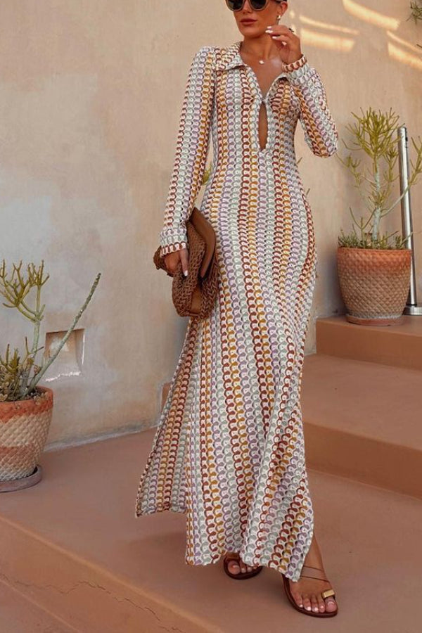 Vestido largo de crochet hecho a mano con escote en V profundo y abertura. 