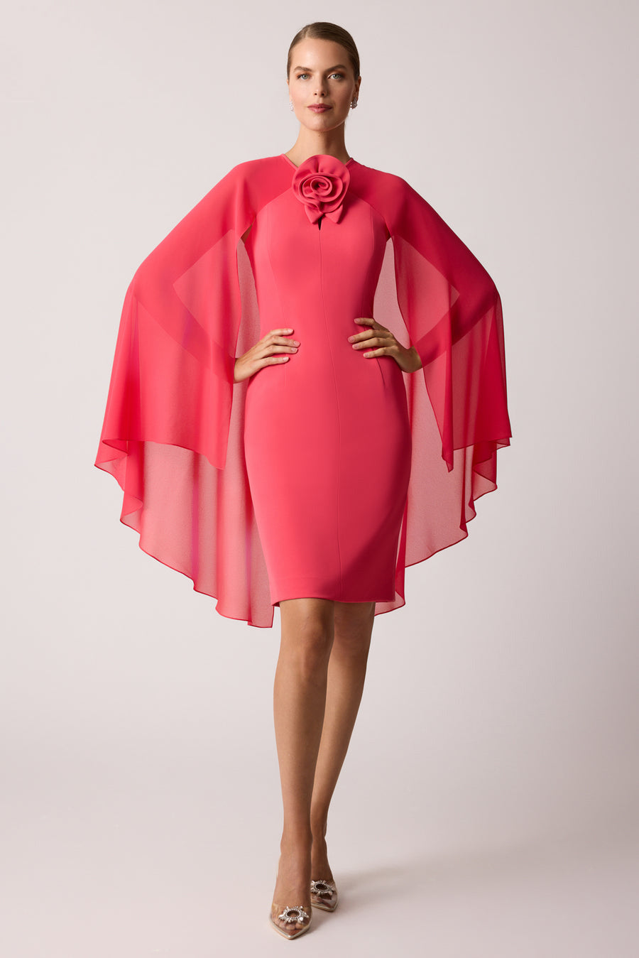 Vestido mini de gasa con mangas estilo capa Valentina 