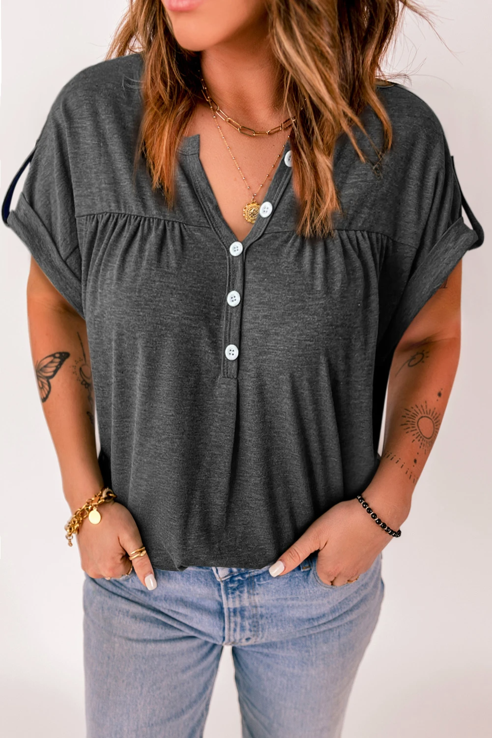 Top de manga corta con cuello en V y botones lisos