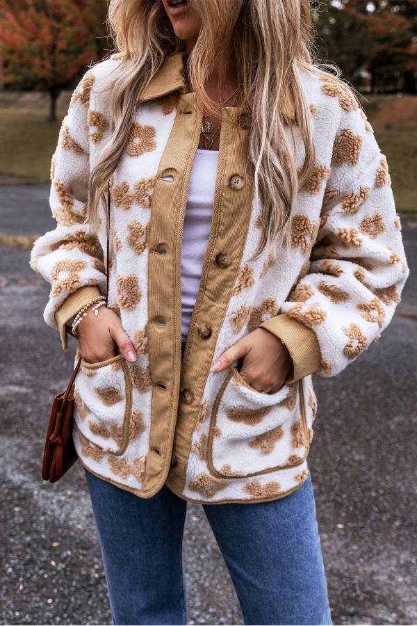Chaqueta polar con botones y estampado floral en beige francés claro