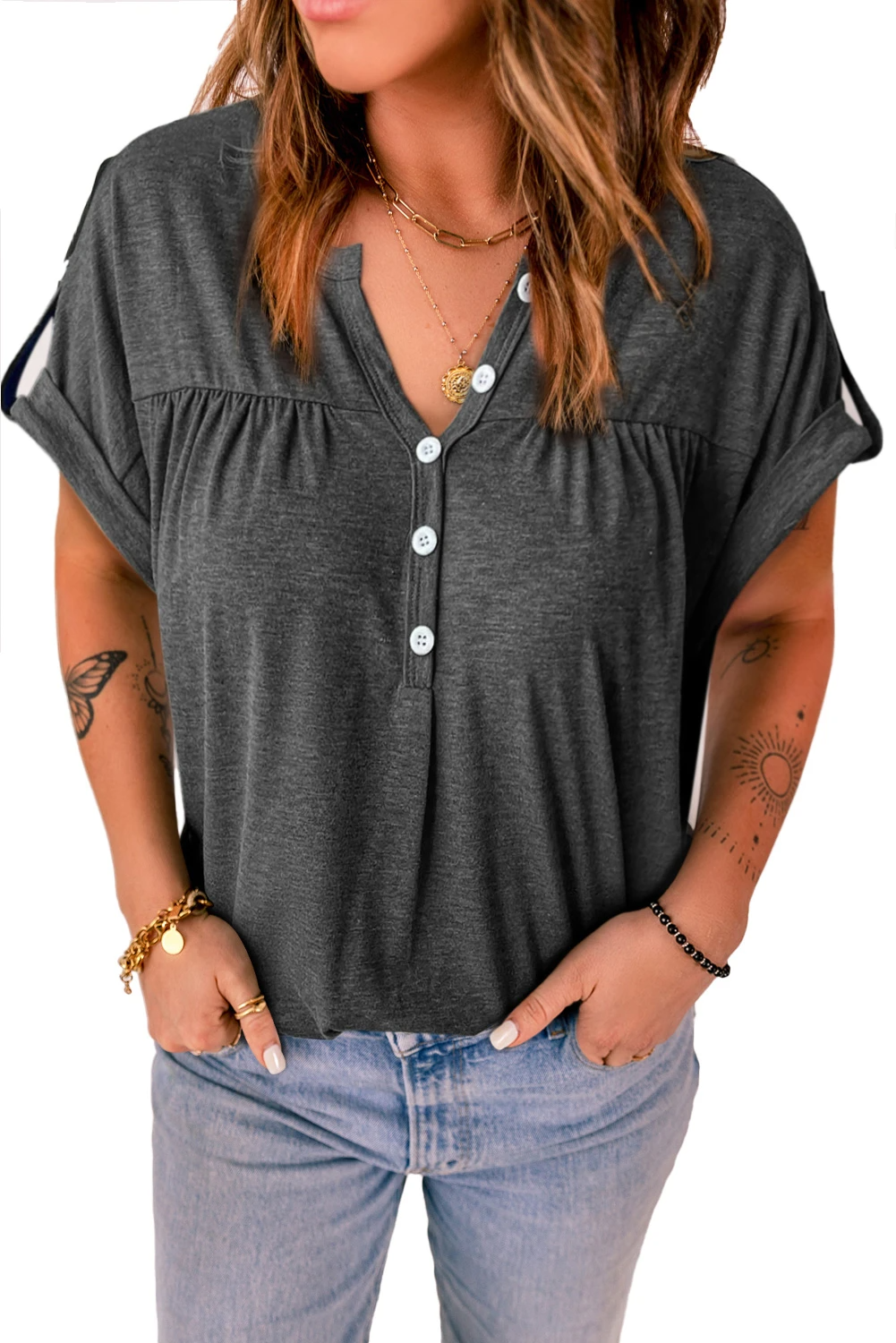 Top de manga corta con cuello en V y botones lisos