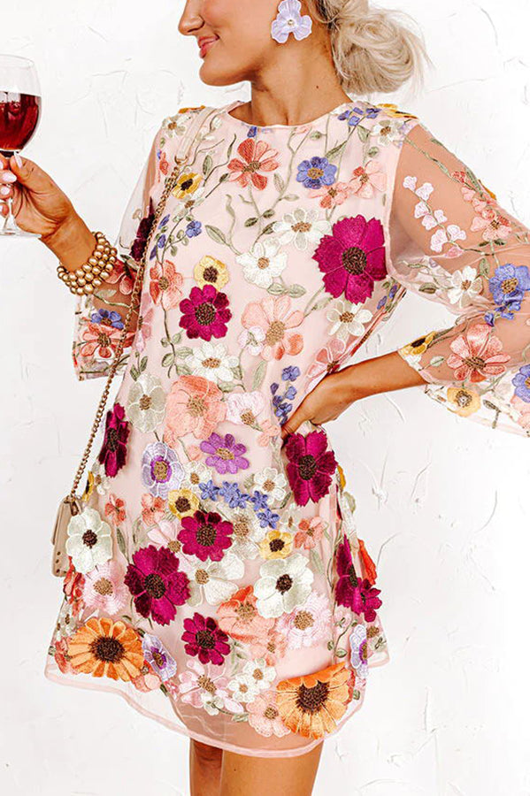 Vestido mini de media manga con apliques florales bordados Dahlia Dreaming