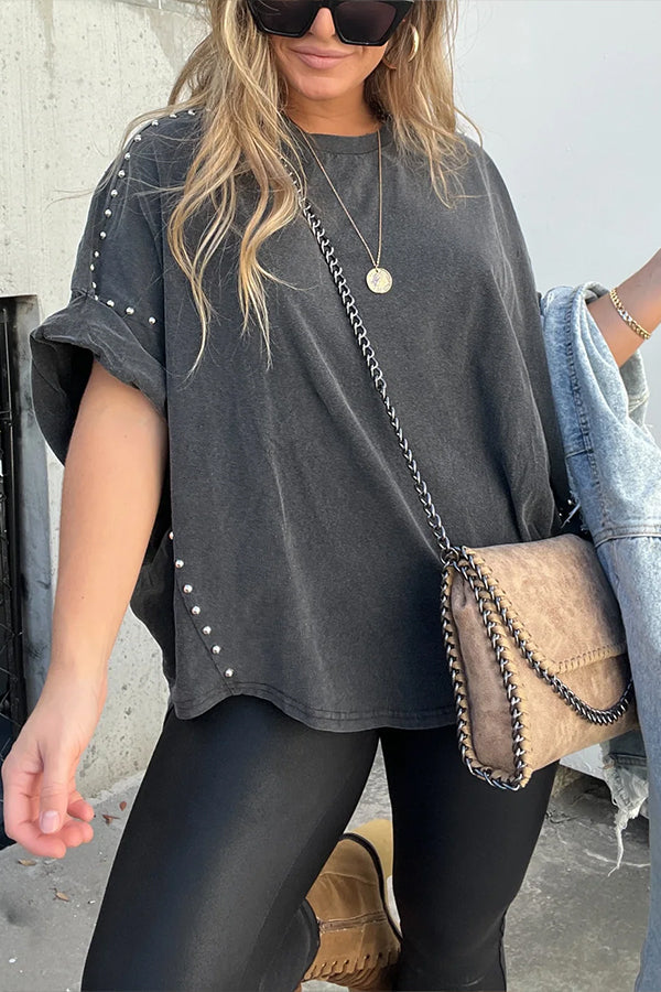 CAMISETA EXTRA GRANDE CON TACHUELAS, MANGA ENROLLADA Y LAVADA