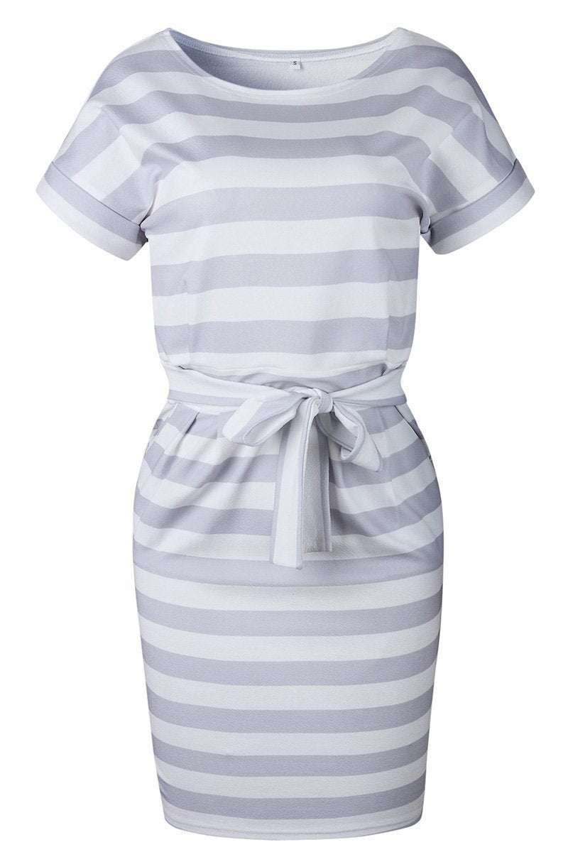 Vestido midi con cuello redondo y cinturón