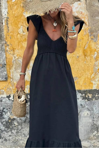 Vestido largo negro con escote en V, mangas acampanadas, corpiño fruncido, cintura alta y volantes