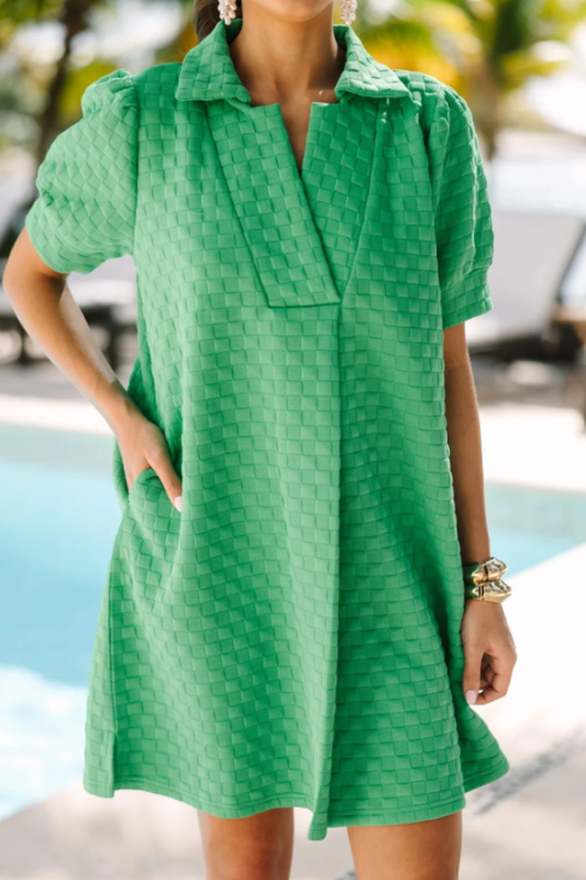 Vestido camisero con bolsillos y mangas abullonadas a cuadros con textura verde brillante
