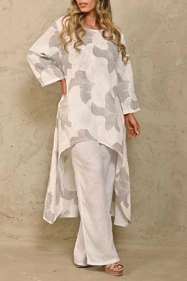 Exquisito traje de pantalón con cuello redondo y paneles con estampado floral