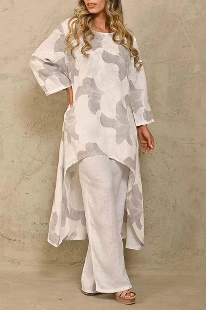 Exquisito traje de pantalón con cuello redondo y paneles con estampado floral