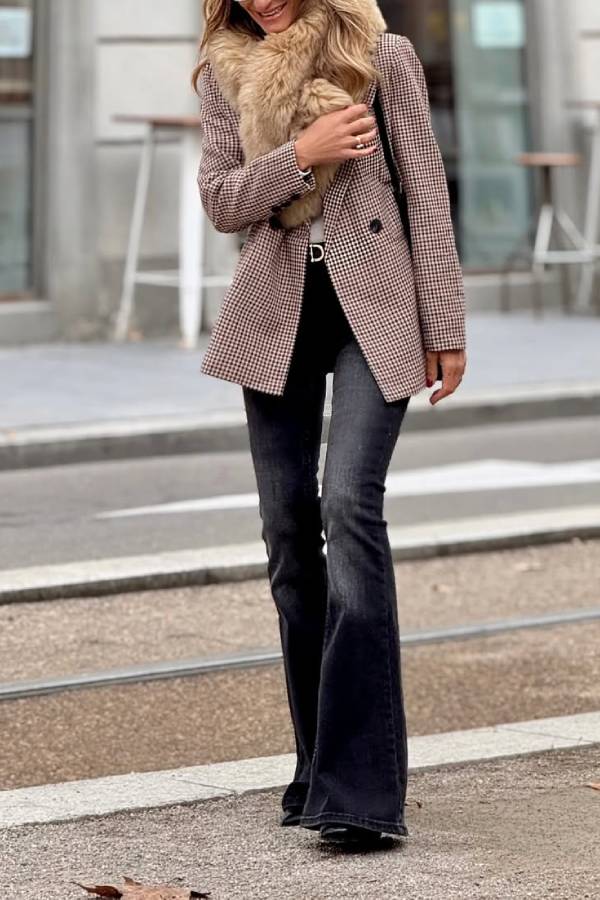 Una chaqueta de cuadros imprescindible para las amantes de la moda.