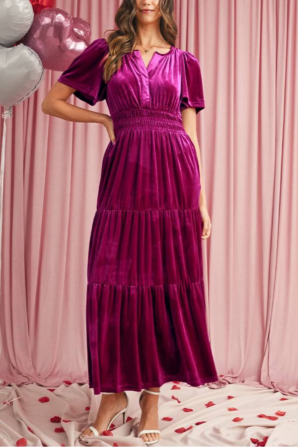 Vestido largo escalonado con cintura fruncida y mangas cortas de terciopelo Red Dahlia