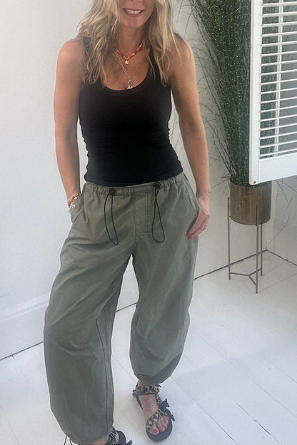 Pantalones cargo con bolsillos y cintura elástica con cordón de estilo urbano