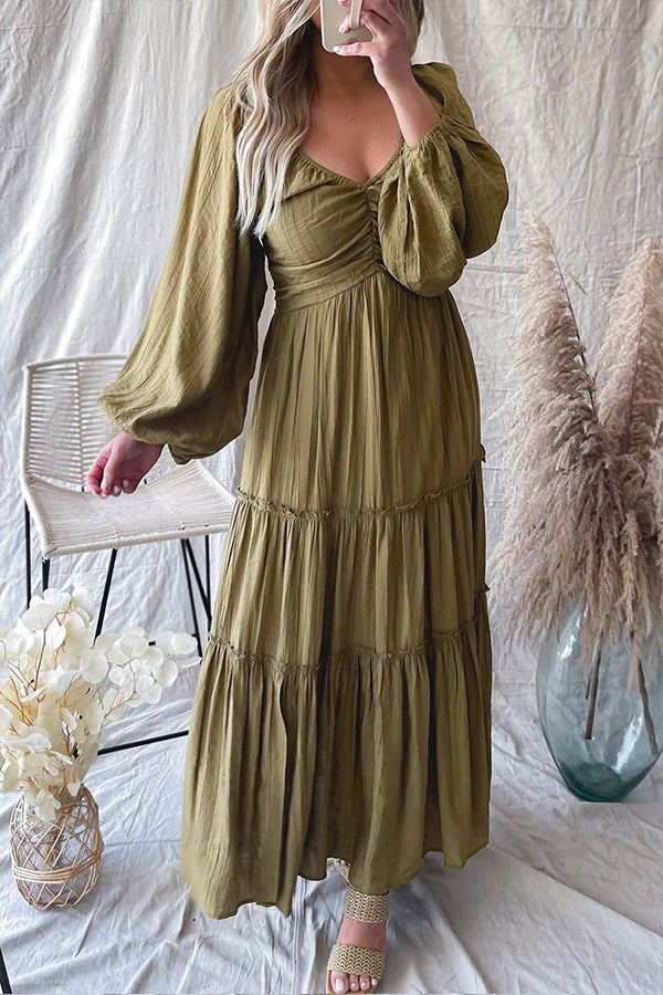 Vestido largo escalonado con volantes, escote en V y lazo