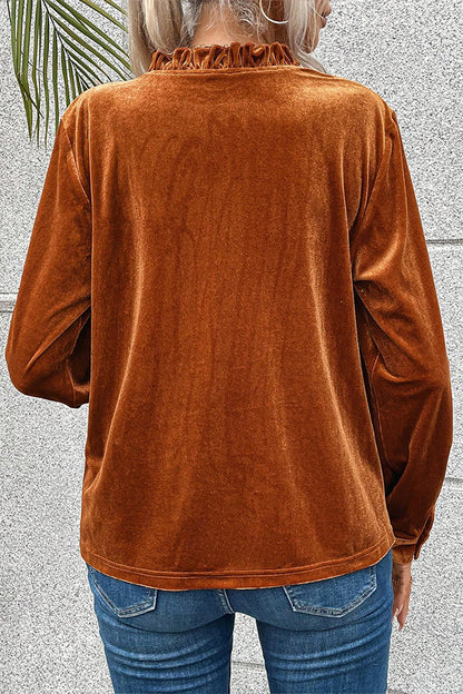 Blusa de terciopelo con cuello en V y volantes de llamas doradas