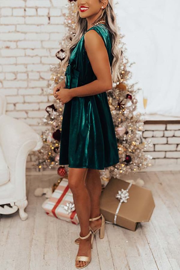 Vestido mini con bolsillos y diseño de lazo de satén con una vista fascinante