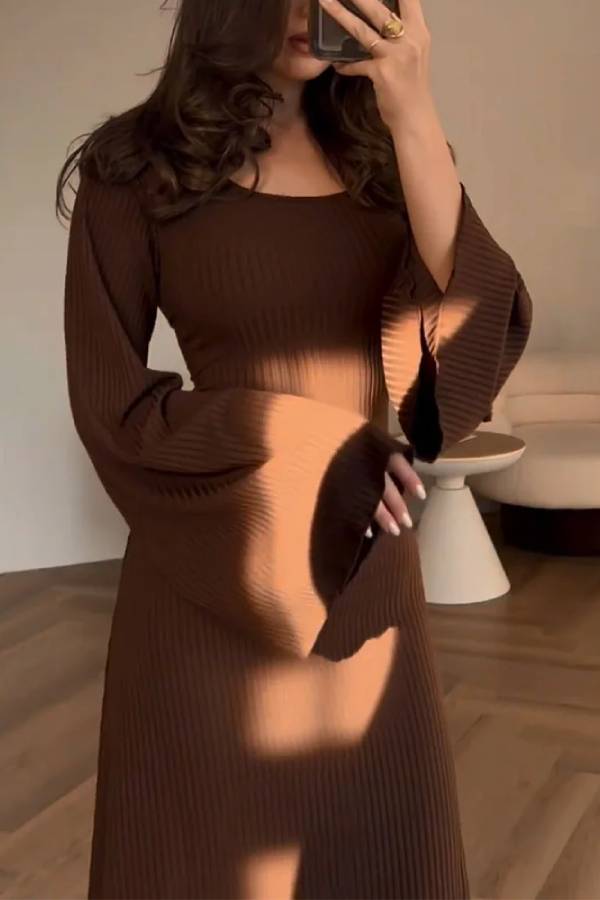 Elegante vestido de punto con lazo en la cintura