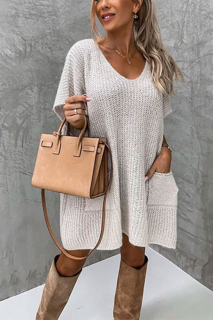 Suéter tipo poncho extragrande con cuello en V, mangas cortas y bolsillos de Margovil 