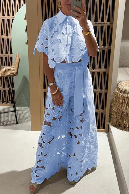 Conjunto de camisa corta con encaje floral y pantalones anchos con bolsillos y cinturón que redefinen la elegancia