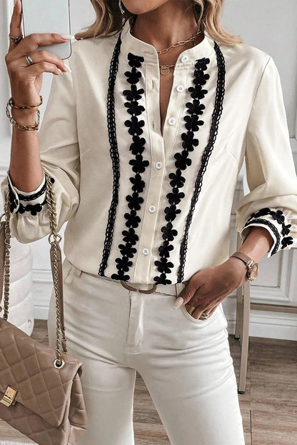 Camisa beige con botones y cuello alto con flores