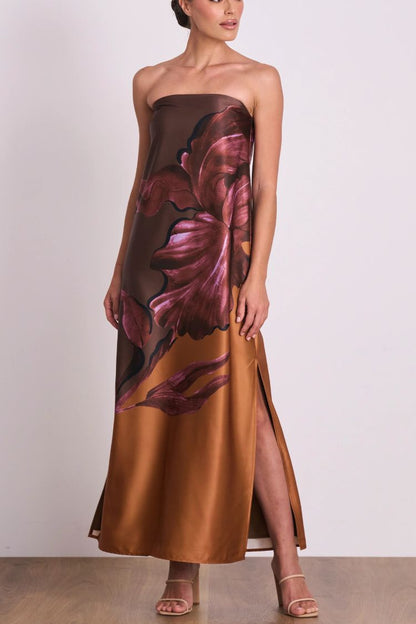 Vestido largo de satén con estampado floral, hombros descubiertos y abertura en forma de A. Inspiración para dibujar