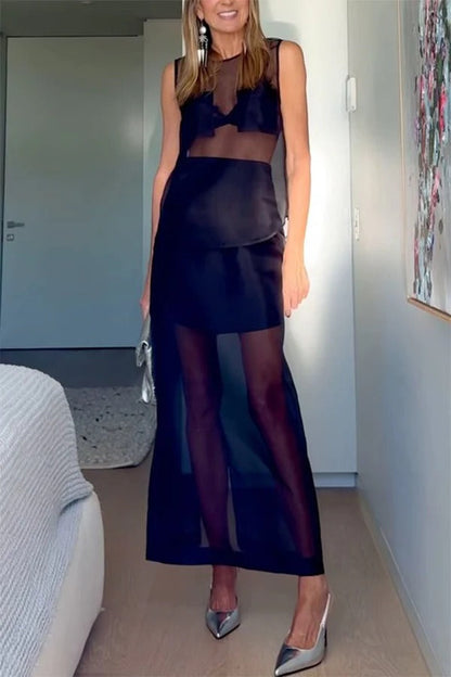 Conjunto moderno de camiseta extragrande con bolsillos de organza transparente y falda midi con abertura y tiro alto