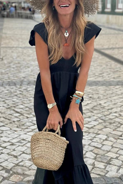 Vestido largo negro con escote en V, mangas acampanadas, corpiño fruncido, cintura alta y volantes