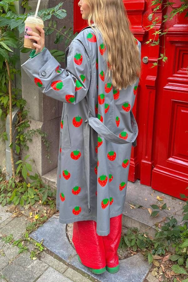 Abrigo largo con estampado de frutas de moda, gabardina color cereza 