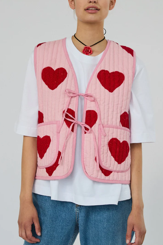 Chaleco con cordones y estampado de corazones rojos 